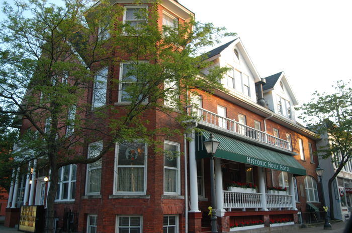 Holly Hotel - 2003 Photo (newer photo)